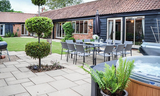 Irstead Cottage | Relaxing 6 Bedroom Retreat in South Walsham with Spa