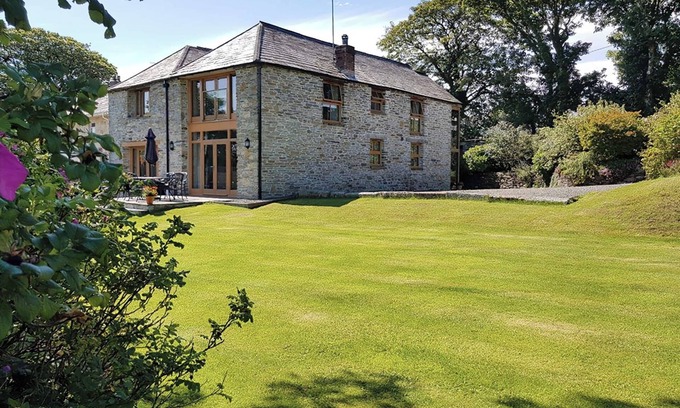 Camelford Cottage | Inviting 6 Bedroom Accommodation with Oceanfront Views