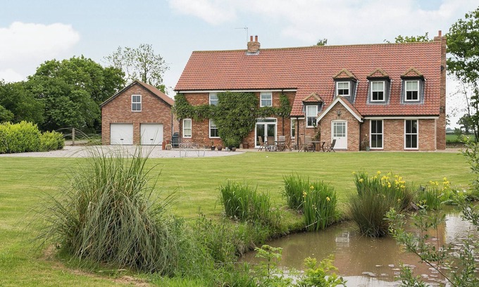 Brough Cottage | Spacious 6-Bedroom Retreat in Sandholme near Beverley