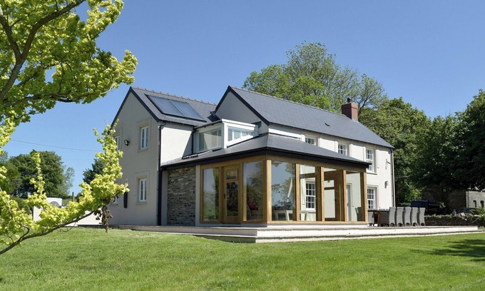 Eglwyswrw Cottage | Spacious 6 Bedroom Retreat in Eglwyswrw, Near Cardigan