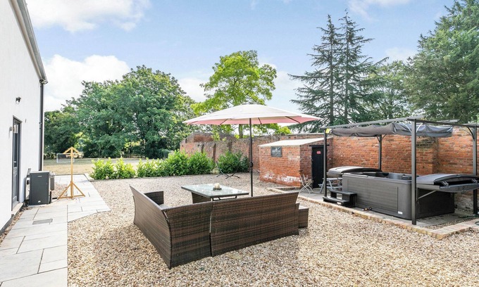 Sleaford Cottage | Inviting 6 Bedroom Retreat in Howell with Spa & Lake View
