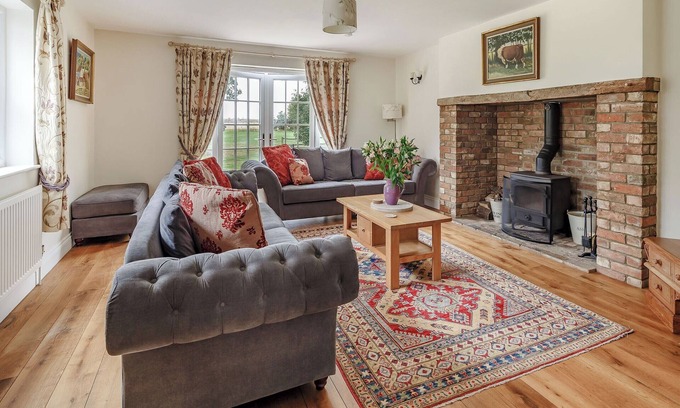 Ely Cottage | Impressive 6-Bedroom Accommodation in Stretham, Ely