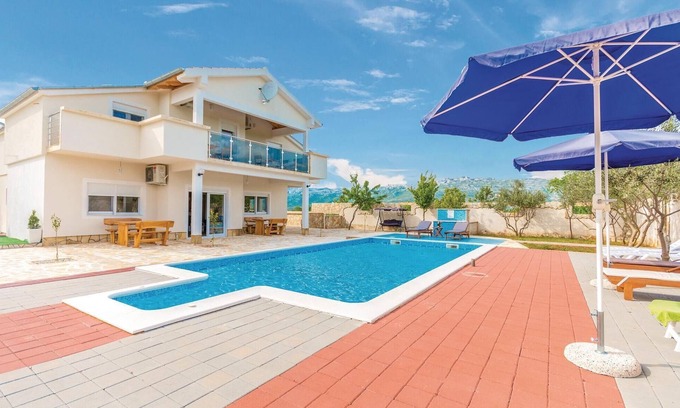 Bilisane House | Family Retreat in Bili with Private Pool and Spa Amenities