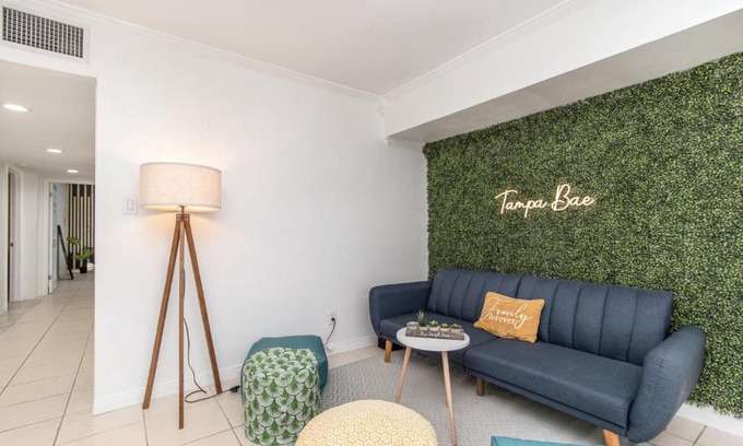 Tampa House | Spacious 6 Bedroom Haven Near Airport Mall with Wifi