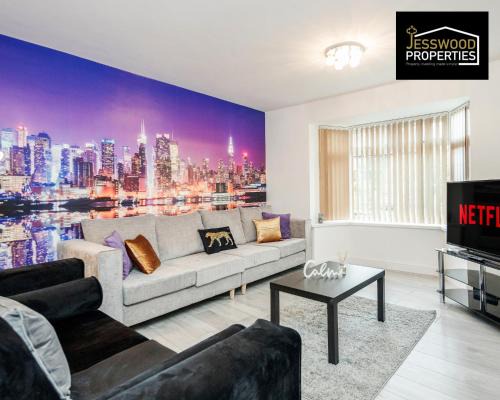 Luton House | Spacious 6 Bedroom Contractor House with Amenities & Parking