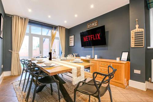 Newport Pagnell House | Family-Friendly 6 Bedroom House with Free Parking & Garden