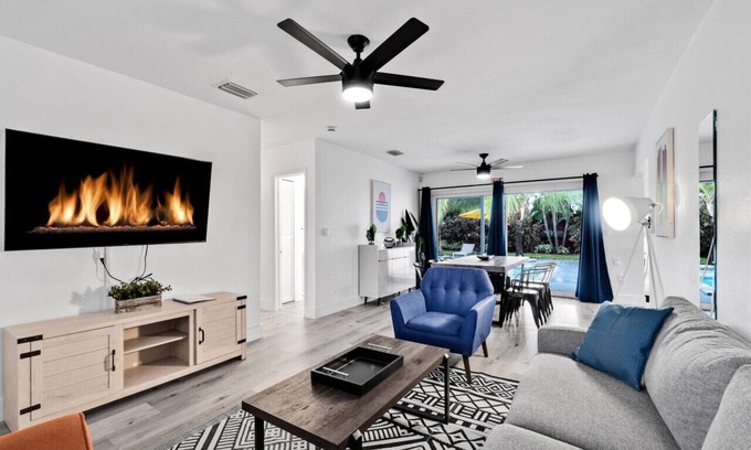 West Hollywood House | Elegant 6 Bedroom Oasis with Pool in Hollywood