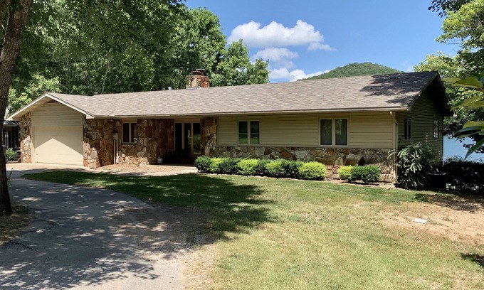 Shell Knob House | Inviting 6 Bedroom Lake Front Home at Table Rock Lake