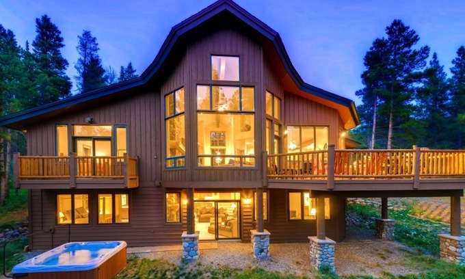 The Highlands House | Beautiful 6 Bedroom Home with Hot Tub & Amazing Views