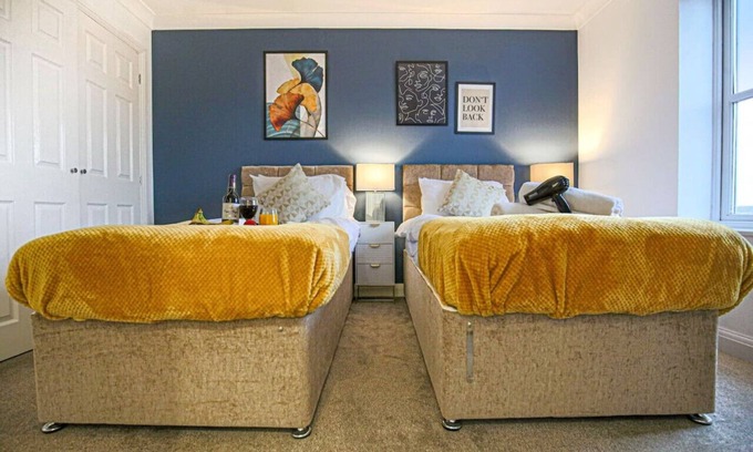 Milton Keynes House | Spacious 6 Bedroom House with Free Parking & Fast Wifi