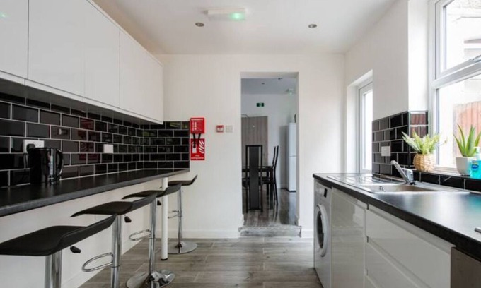Watford House | Ideal 6 Bedroom Retreat with Kitchen for Large Groups