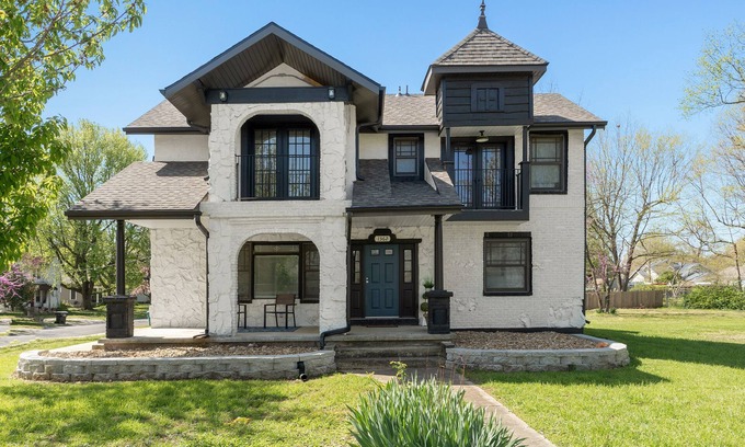Rountree House | Family-Friendly 6 Bedroom Home in Springfield Near MSU
