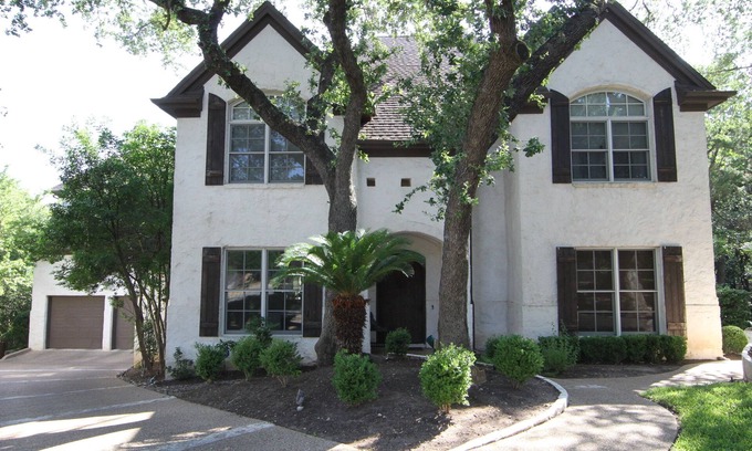 Westview On Lake Austin House | 6 Bedroom Luxury Home 15 Minutes from Downtown Austin