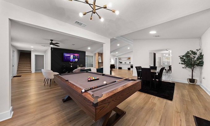 North San Antonio - SAT House | 6 Bedroom Modern Home near Riverwalk, AFB, and Airport with Parking