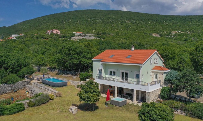 Svib House | Experience Idyllic Family Retreat with Pool and Spa Amenities