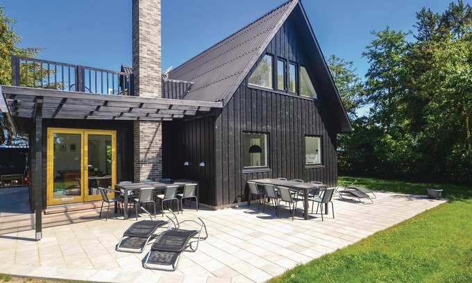 Grenaa House | Spacious 6-Bedroom Accommodation with Pool in Grenaa