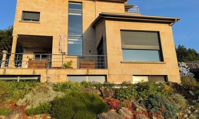 Cangas House | 6-bedroom villa in enjoyable O Hio with WiFi