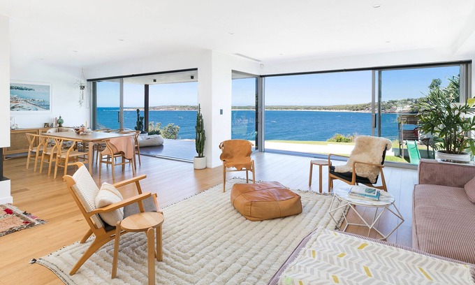 Cronulla House | Oceanfront Escape: 6 Bedrooms with Pool & Spa Awaits!