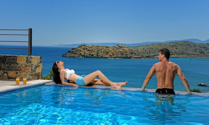 Elounda Villa | Beachside Villa with Pool - Perfect for Family Gatherings