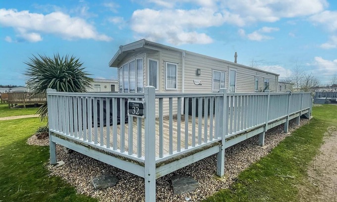 Wells-next-the-Sea House | Pet-Friendly 6 Berth Caravan with Ocean View & WiFi