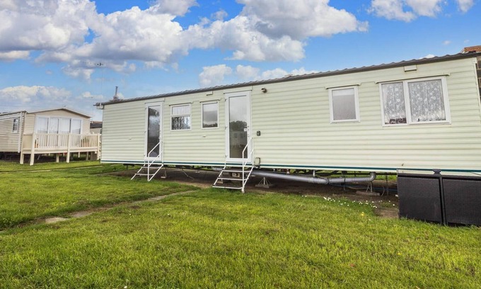 Clacton-on-Sea House | 6 berth pet friendly caravan for hire near Clacton-on-Sea in Essex ref 26246E