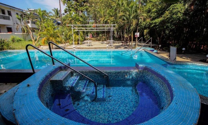Saunta Vaddo Villa | Spacious 6 BHK Villa with Two Pools Near Beaches & Clubs