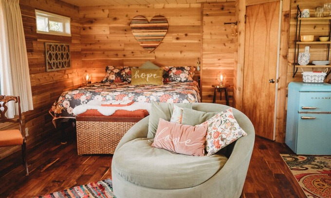 Sequim Cabin | Romantic Love Room with Hot Tub & Private Beach Access