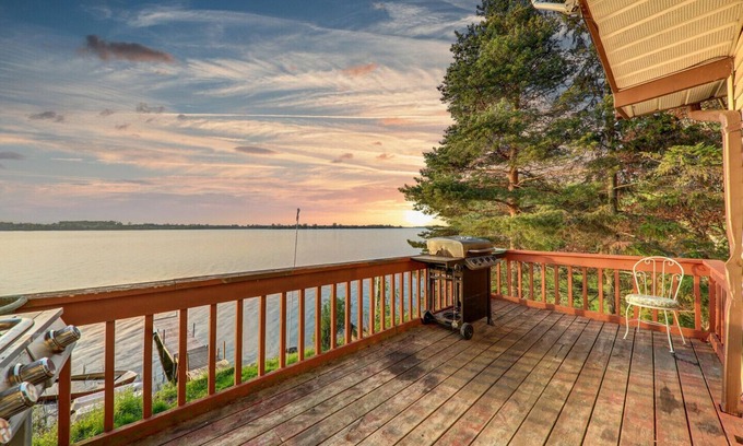 Janetville Cottage | Inviting Lakefront Cottage with Hot Tub Near Toronto