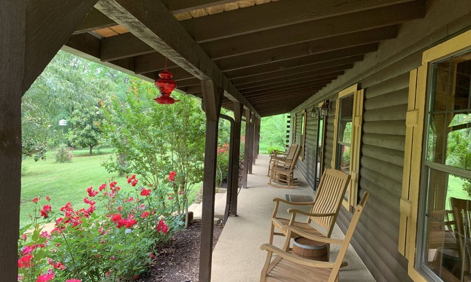Gladewater Cabin | Enchanting 6 BR Log Home with Hot Tub in East TX Woods