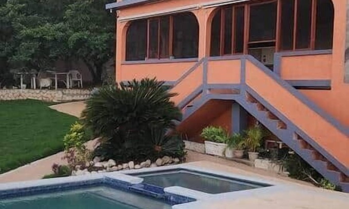 Runaway Bay Villa | 6 Br Peaceful Coastal Getaway with Pool and Beach Access