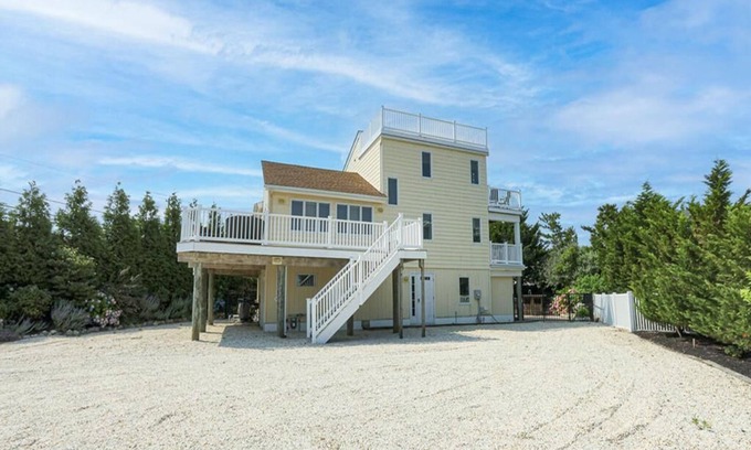 Loveladies House | Inviting 6 BR Retreat with Pool & Hot Tub Near the Ocean