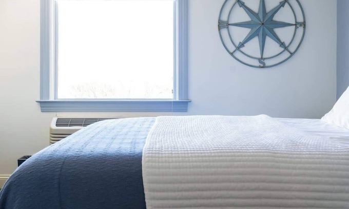 Newport Hotel | Relax in Rheas Room 6 with Spa and Breakfast Included
