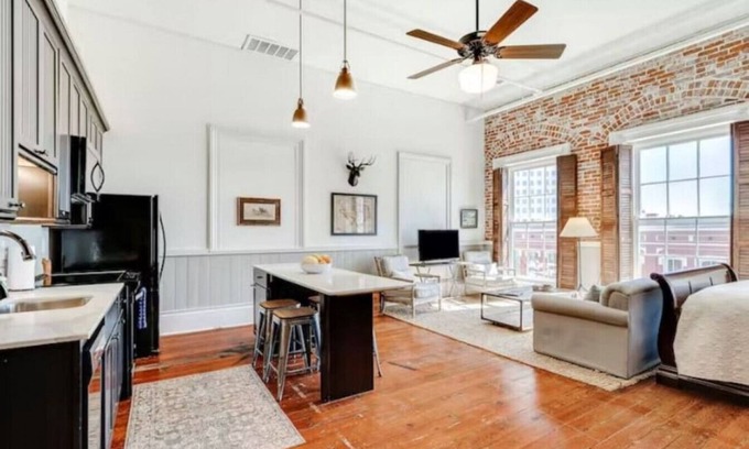 Galveston House | Inviting Hendley Market Lofts: Ideal for Groups & Families