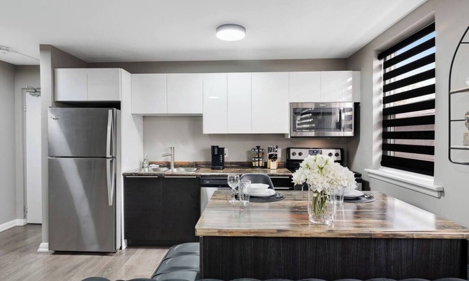 Downtown Niagara Falls Apartment | Spacious 6 King Bed Condo Near Attractions with Kitchen