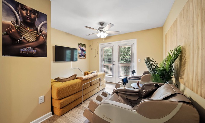Athens House | 6 King Beds - Near DT & UGA - 2 Massage Chairs - Projector