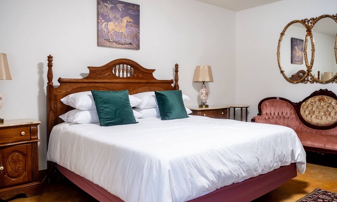 Brenham Apartment | King Suite at Horse Oasis: Relax Amidst 73 Acres