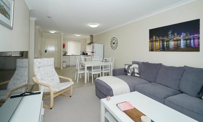 South Perth Apartment | 6 Light Bright Home in South Perth sleeps 4
