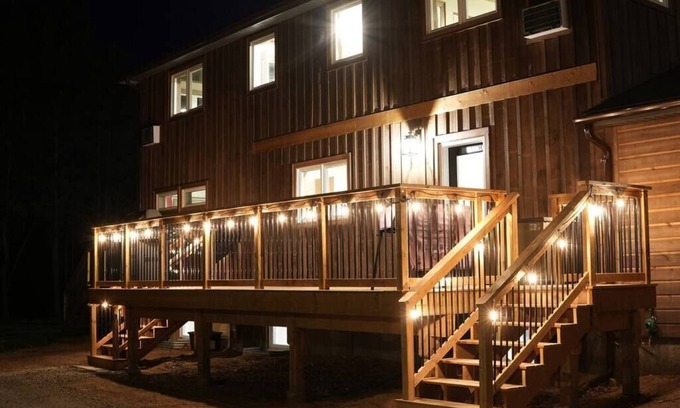 Algonquin Highlands Apartment | Top-Rated Lodge Room with Kitchen & King Bed for Your Retreat