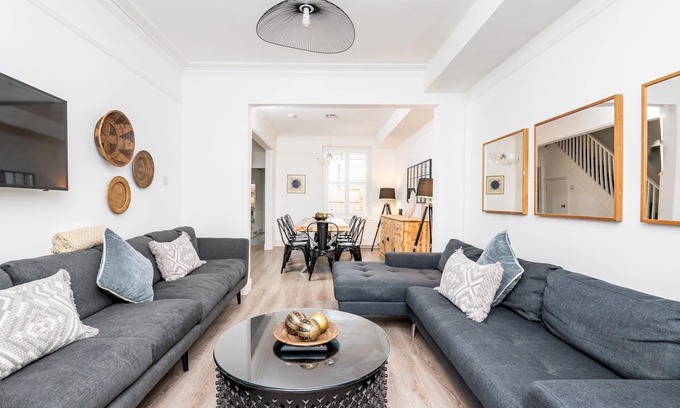 Bootham House | Modern 5 Bed House with Breakfast & Child-Friendly Amenities