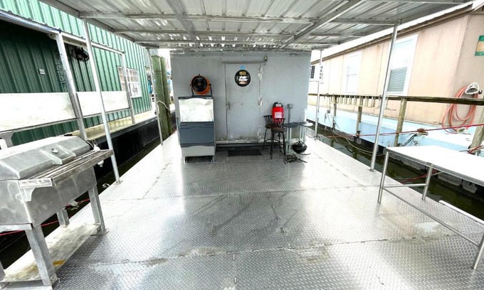Venice Boat Rental | Enjoy the Marina Views at Venice Beer Can Retreat