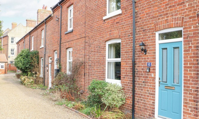 East Runton Cottage | Family-Friendly 6 Melinda Cottage with Ocean View in East Runton