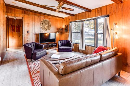 Castleford House | 6 Mi to Balanced Rock Park Home in Castleford