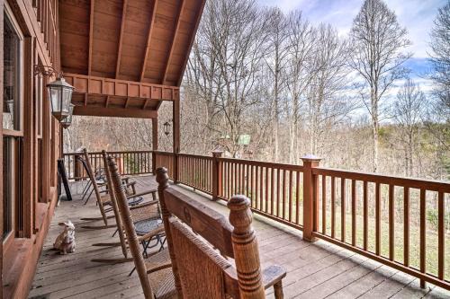 Gatlinburg - Pigeon Forge House | Wandering Bear Cabin: Game Room, Hot Tub & Perfect for Families