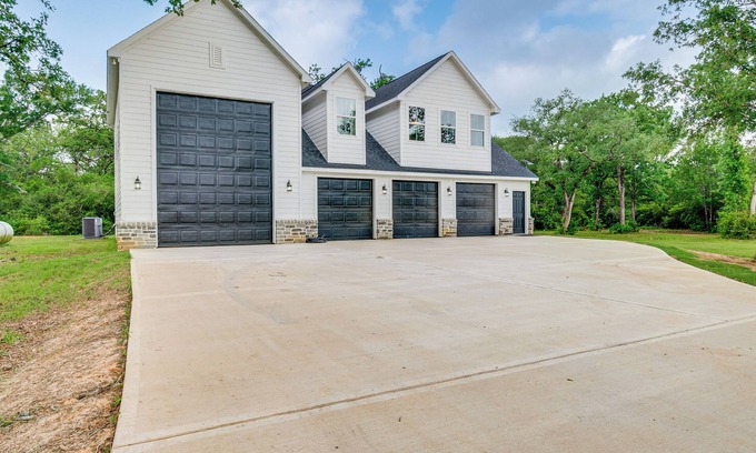 Somerville House | 6 Mi to Lake Somerville: Barndominium on 20 Acres