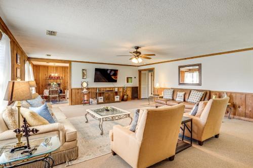 Hollywood Apartment | Pet-Friendly Hollywood Cabin Apartment by the Lake