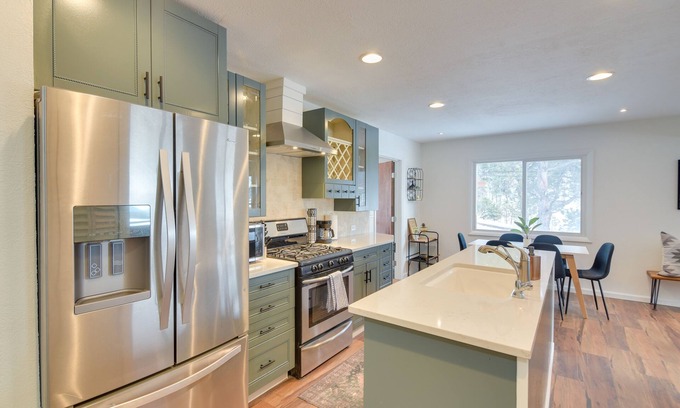 Conifer Cottage | Pet-Friendly Conifer Home with Deck Near Staunton Park