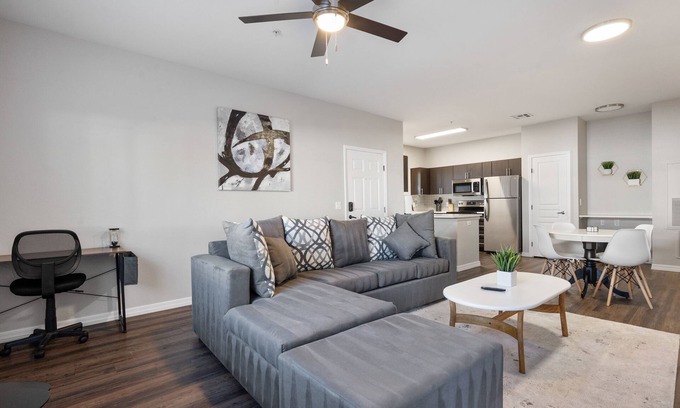 Deer Valley Apartment | Convenient Hotel with Pool and Gym Near Banner Thunderbird