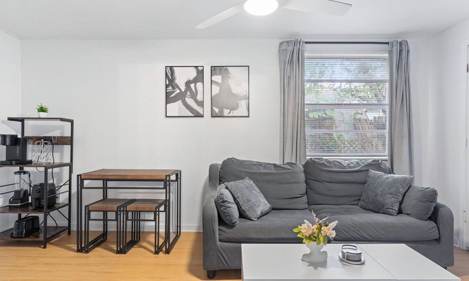 Northeast Tampa Apartment | Convenient Stay 6 Miles from Downtown Tampa with Breakfast