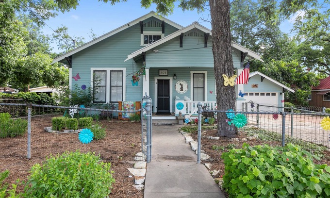 Fredericksburg House | Discover Ms. Bunny's Bungalow Near Main St - 10/10 Rated!