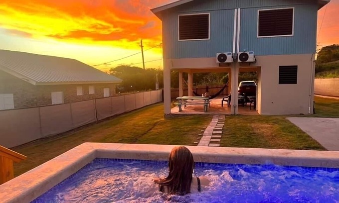 La Mela House | Cozy Retreat: 6 Min to Beach with Private Pool & Spa